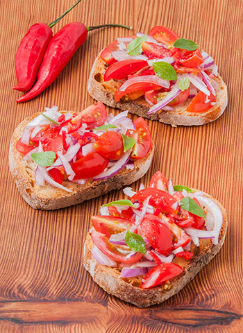 Bruschetta de Tomate e Alho Roxo